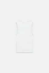 Musculosa de algodón color negro, con escote redondo y tiras anchas. Presenta detalles de encaje negro en los bordes y aplicación de perlas pequeñas alrededor del escote y los hombros.