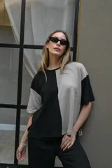 Lentes de sol con armazón rectangular de estilo moderno y minimalista, en color negro con cristales oscuros.