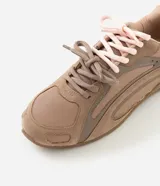 Championes de mujer Satinato con diseño de suela baja y paneles superpuestos, confeccionados en combinación de poliéster y poliuretano color marrón con detalles en rosa claro.