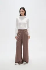 Body de manga larga con cuello alto, confeccionado en tejido al cuerpo.