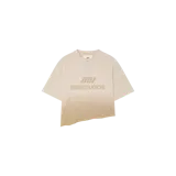 Remera oversize de manga corta Eme Studios modelo Rustle Off Sand, en color beige con efecto degradé más oscuro hacia el dobladillo. Presenta costuras expuestas, diseño asimétrico en la parte inferior y el logo de la marca estampado en el pecho.