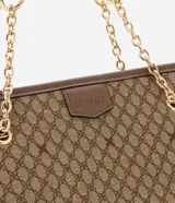 Bolsa shopper grande de marca Satinato, con estampa geométrica en tonos marrón y tostado. Cuenta con asas de hombro combinadas con tiras de cuero sintético y cadenas metálicas doradas. Incluye un parche frontal con el logo grabado.