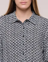 Camisa azul con estampa geométrica, de corte clásico y calce relajado, con cuello camisero tradicional, cierre frontal de botones y mangas largas con presillas para arremangar.