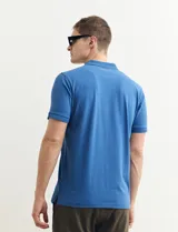 Remera azul con cuello polo y tapeta de dos botones.