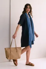 Vestido corto color arena de lino, con cuello en V y mangas cortas.