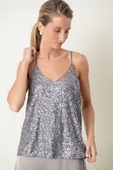 Top negro de paillettes con breteles finos y espalda alta.