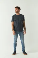 Remera de hombre color ladrillo, lisa, de corte regular, con bolsillo en el pecho, manga corta y cuello redondo. Confeccionada en algodón.