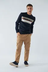 Buzo azul marino de felpa con cuello redondo, mangas largas y fit regular. Presenta un estampado horizontal con el logo de la marca Mistral.