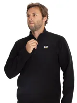 Buzo de microfibra color negro, con cierre frontal parcial de un cuarto de longitud, cuello alto y logo de la marca Caterpillar bordado en el pecho.