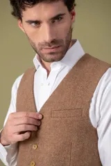 Chaleco marrón de lana lisa, con cuello en V y cierre abotonado.
