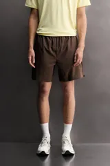 Short deportivo Zara Athleticz de tejido técnico ligero y elástico en color celeste, con cintura elástica ajustable, bolsillos frontales, aberturas laterales en el bajo y detalle de logo estampado.