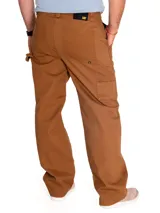 Pantalon tipo carpenter de corte recto, color bronce, confeccionado en tela twill resistente. Cuenta con cierre de cremallera, ajuste de botón, bolsillos laterales, bolsillos traseros tipo parche, trabilla para martillo y bolsillo utilitario en el muslo.