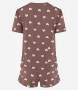 Pijama corto de dos piezas compuesto por una remera de manga corta con cuello redondo y bolsillo frontal, y un short de cintura elastizada. Ambos presentan un diseño estampado de corazones sobre fondo marrón.