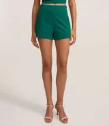 Short lila de tejido bengaline, con bolsillos delanteros y cremallera lateral.