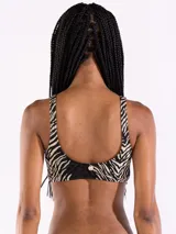 Top de bikini con diseño animal print estilo cebra en tonos negro y beige, con escote en V y detalle de argolla metálica en el centro.