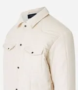 Campera puffer de terciopelo cotele color crema, con cuello inglés, manga larga, abotonado delantero y bolsillos de solapa en el pecho.