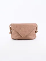 Cartera tipo sobre de color marrón, con textura trenzada y solapa triangular. Presenta detalles de nudos en los laterales donde se sujeta la correa.
