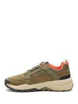 Calzado de trekking Caterpillar modelo Grapple Leather, color verde militar con detalles en naranja y suela beige. Confeccionado en cuero y gamuza, con cordones y suela de goma resistente.