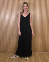 Vestido largo negro de corte holgado, con escote en V y diseño sin mangas.