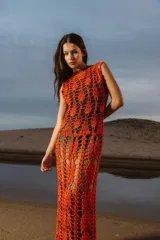 Vestido largo tejido a crochet color naranja, de corte recto y sin mangas.