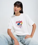 Remera de algodón color blanco con cuello redondo y mangas cortas. Presenta una estampa frontal con el personaje Mickey Mouse, elementos musicales y la frase 'Check the sound! Feel the vibe'.