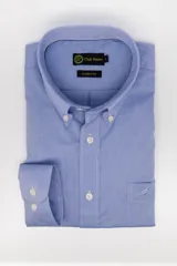 Camisa de manga larga color celeste, corte clásico button-down, con cuello abotonado, bolsillo frontal con bordado sutil y cierre de botones.