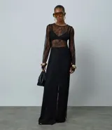 Vestido midi de encaje negro con diseño de transparencia, corte recto, cuello redondo y mangas largas.