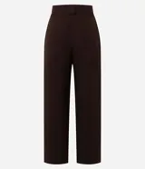 Pantalón de sastrería corte recto, color marrón, con cintura de tiro medio, trabillas largas y bolsillos traseros.