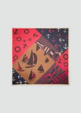 Pañuelo cuadrado de poliéster con estampado de temática náutica, que incluye barcos de vela, anclas, timones, brújulas y banderines en tonos rojo, azul marino, tostado y marrón.