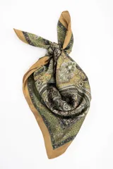 Pañuelo de forma cuadrada con estampado paisley en tonos verdes, tostados y marrones, con bordes en tono mostaza.