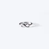 Anillo de plata 925 con diseño de símbolo de infinito en la parte superior.