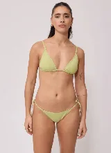 Bombacha de bikini verde, modelo vedetina con tiras laterales ajustables.