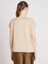 Remera de manga corta con escote en V y corte recto, confeccionada en mezcla de algodón y lino. Presenta una silueta relajada y una caída ligera.