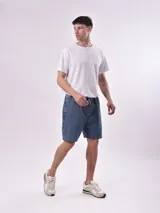 Bermuda gris de denim con cordón ajustable en la cintura y bolsillos laterales.