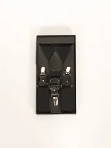 Tiradores negros con detalles de cuero sintético y broches metálicos plateados.