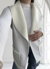 Chaleco largo color crudo de ecocuero con interior de corderito.