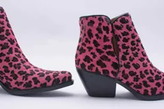 Texana de caña corta con diseño de animal print en color fucsia y negro. Presenta un taco bajo y aberturas laterales.