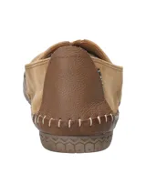 Slip on RKF modelo Laurie, color tostado, confeccionado en cuero suede flexible. Su diseño incluye detalles de tachas metálicas en el empeine, costuras visibles artesanales en el contorno y suela de goma antideslizante.