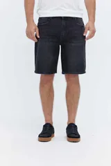 Bermuda de denim de corte relaxed fit, tiro medio y color negro con efecto deslavado. Cuenta con bolsillos clásicos y cierre frontal con botón y cremallera.