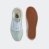 Championes Vans Old Skool color verde agua con la Sidestripe blanca.