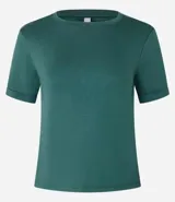 Blusa básica de cuello redondo y manga corta con detalle de dobladillo plegado. Confeccionada en tejido de viscosa con spandex, ofrece un ajuste cómodo y versátil.