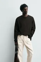 Camiseta relaxed fit de manga larga y cuello redondo, confeccionada en tejido de algodón con estructura waffle en color negro.