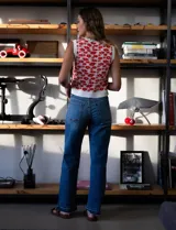 Jean de tiro alto y pierna ancha color azul, marca Royalty. Pretina con pasadores, cierre y botón. Delantera y trasera con bolsillos. Terminación de ruedo desflecado.