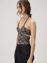 Top halter estampado en tonos rojo y beige, con tirantes finos ajustables al cuello y detalle de cuentas.
