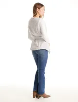 Chaleco faux fur color gris, con broches ocultos en la parte delantera y lazo de ecocuero en la cintura.