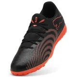 Championes de fútbol Puma Future Play TT, color negro con detalles en naranja neón. Suela de goma con tacos pequeños para césped artificial (turf).