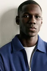 Sudadera polo de corte regular, confeccionada en tejido técnico interlock de algodón con elasticidad. Presenta cuello solapa, cierre frontal de cremallera y manga larga con puños acabados en rib.