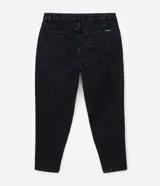 Pantalón de jean estilo mom, color negro, tiro alto, corte holgado en caderas y piernas, con bolsillos funcionales y cierre frontal.