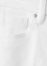 Jeans blancos de tiro alto y estilo flare, confeccionados en tejido elástico de algodón. Presentan diseño de cinco bolsillos, trabillas para cinturón y cierre frontal con cremallera y botón.