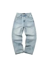 Jean de corte baggy en color azul claro con efecto lavado. Presenta un diseño de tiro alto, bolsillos laterales y traseros, y terminaciones deshilachadas en el ruedo.